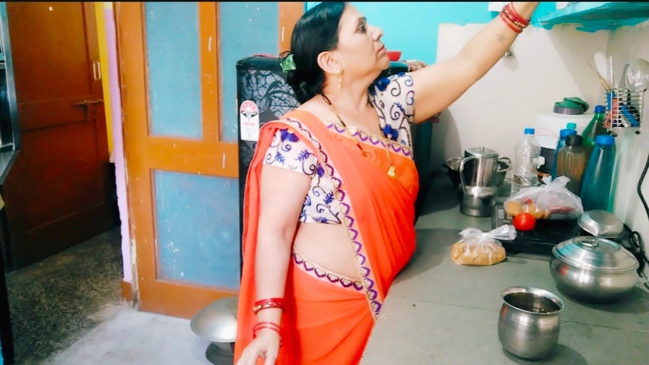 Indian Mom Wear Saree।house wife work in home vlog/kichen cleaning video in india।