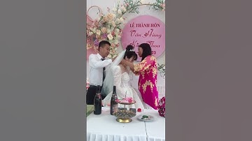 Mẹ trao quà cưới -phong tục cưới hỏi làng quê việt