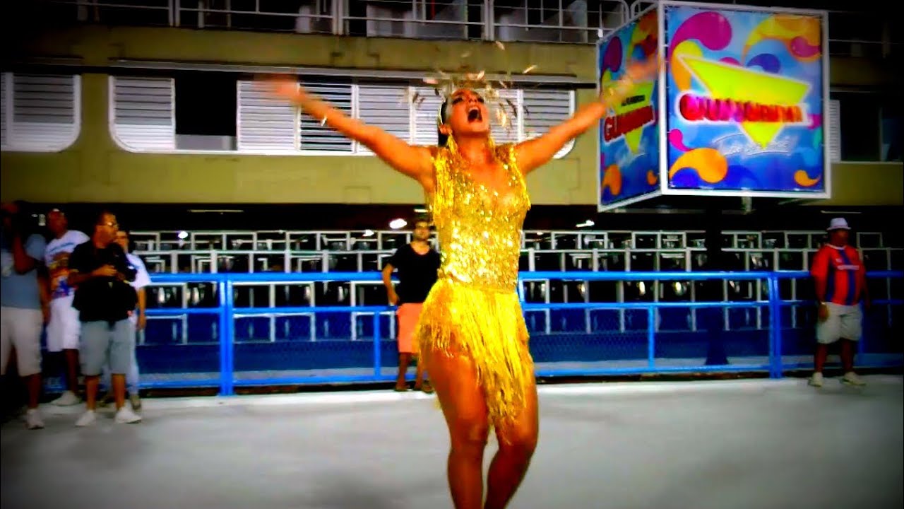 الرقص الملكة مهرجان برازيلي في ريو دي جانيرو- Brazilian Carnival Queen samba school flags