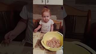 видео: Лепим пельмешки,немного перестановка в кухне. картинка: Лепим пельмешки,немного перестановка в кухне.