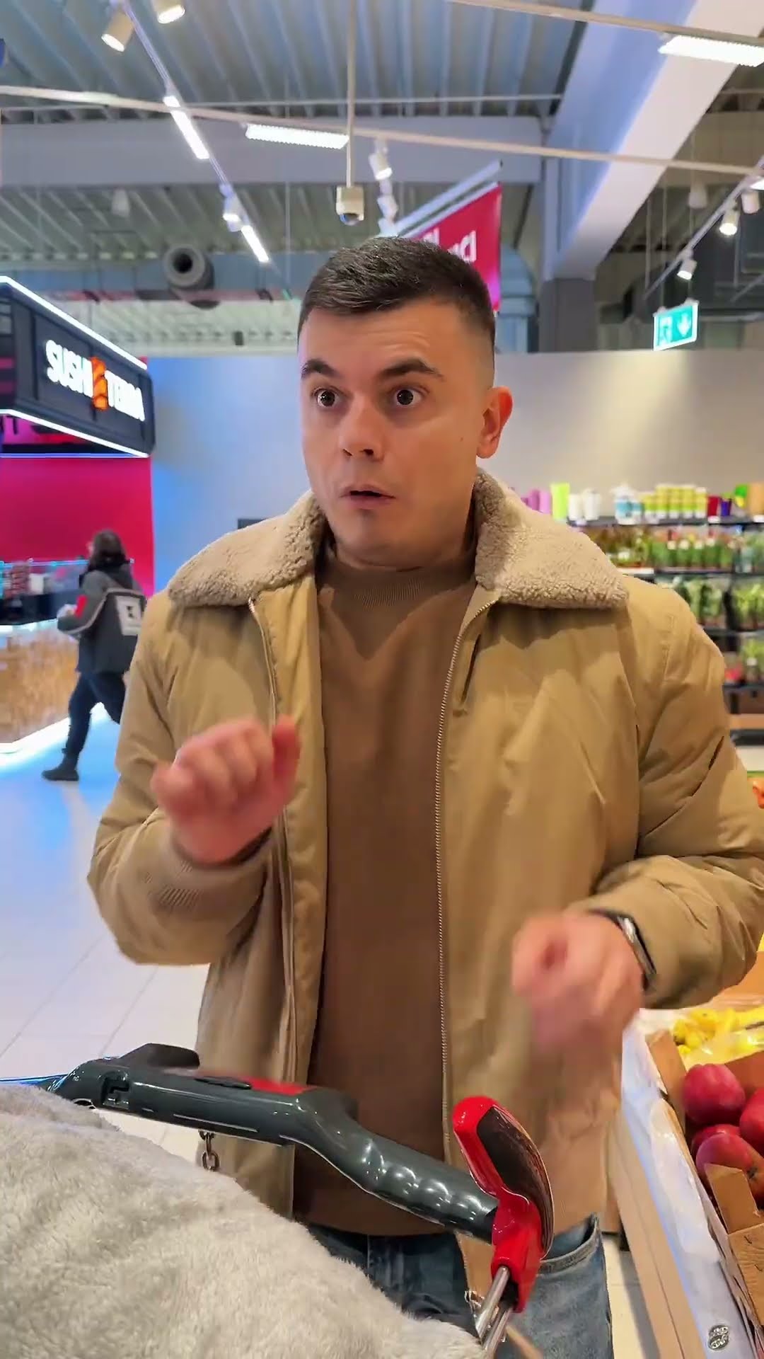 Pedant in the shopping mall by Tsuriki Show