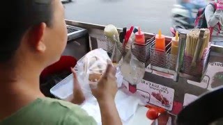 Chồng Tây theo vợ bán xúc xích ở vỉa hè Sài Gòn