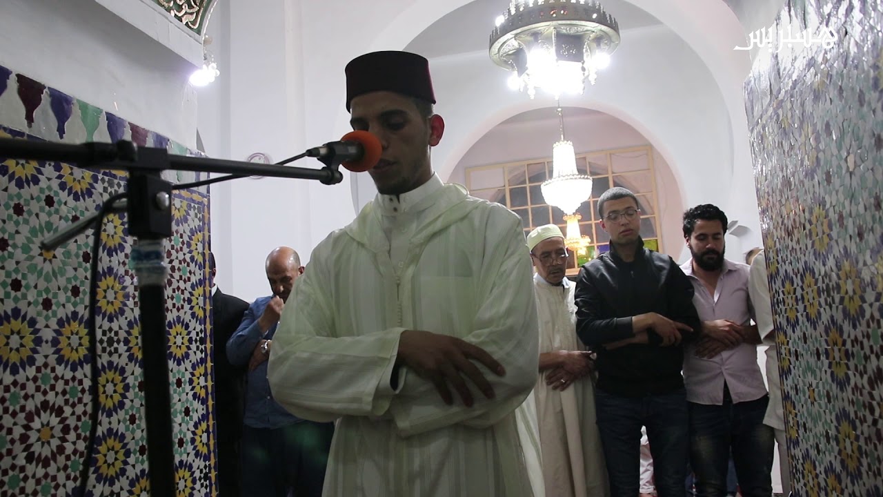 المقرئ جواد اكبيري يئم ساكنة فاس في صلاة الترويح بمسجد بوجلود