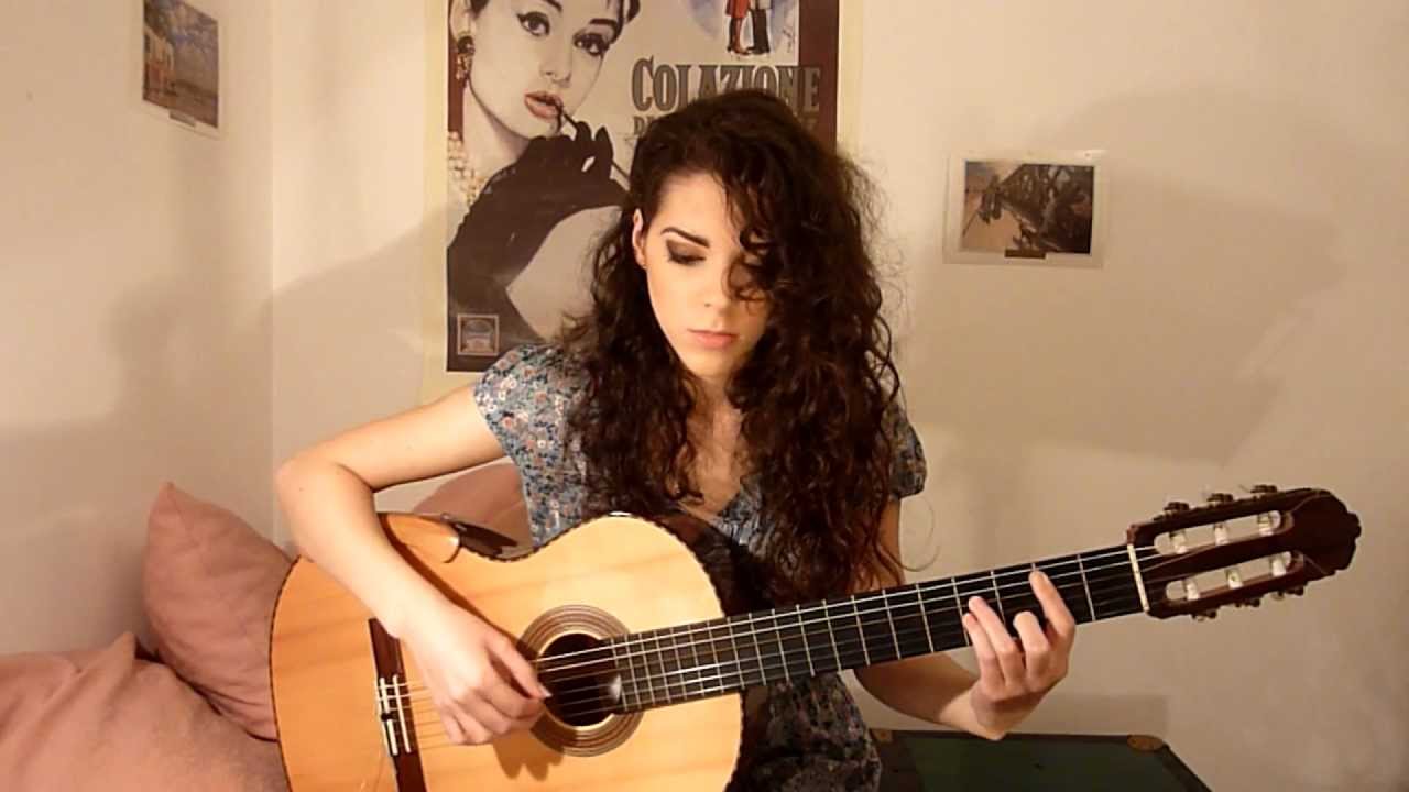 Песня родной поет девушка. Кэти Перри с гитарой. Девочка красиво перепела под гитару. Французская песня поёт девушка очень красиво. Красивая девчонка поет под гитару.