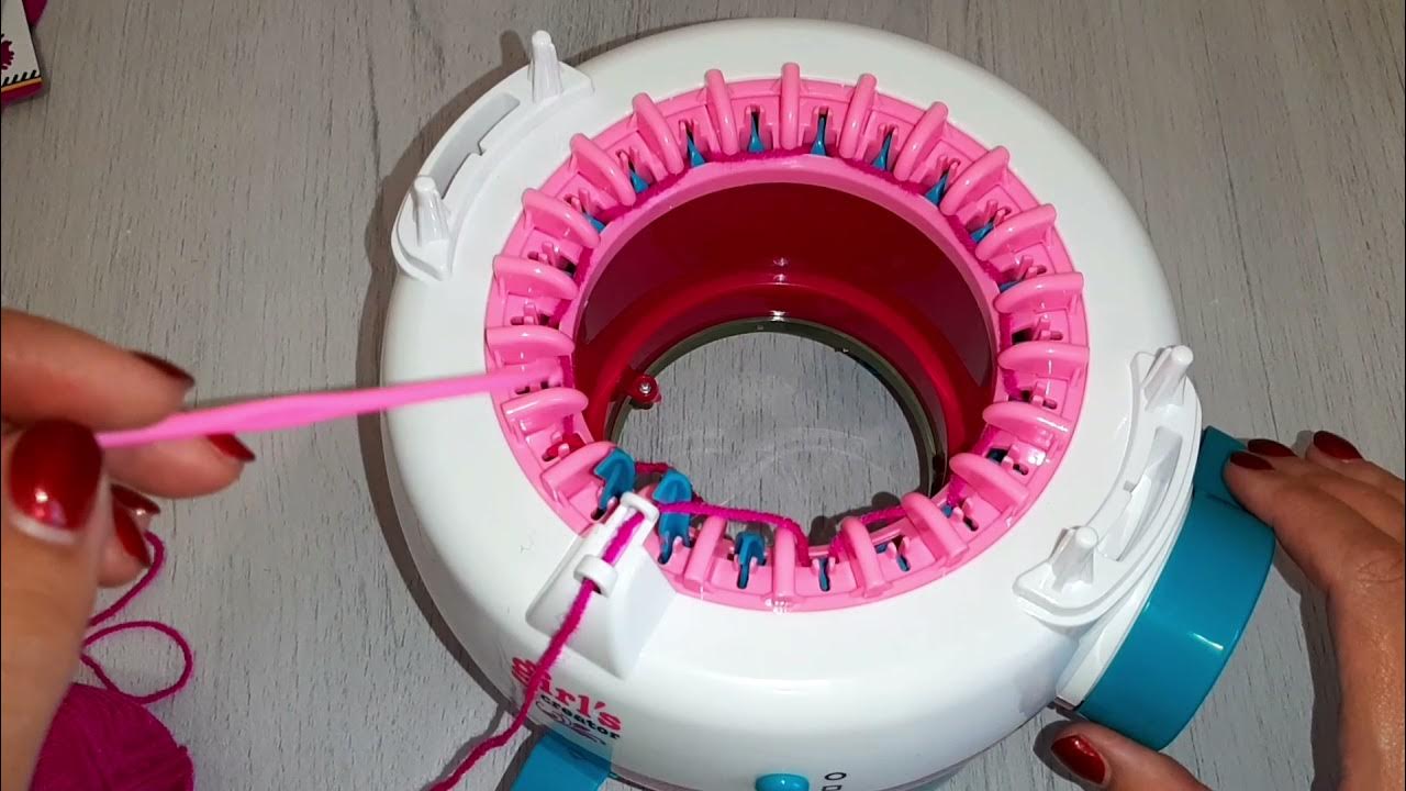 Вяжет сама 🙂 Чудо - вязальная машинка. - YouTube