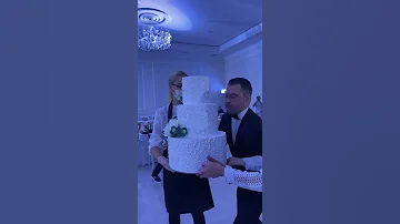Ведущий уронил торт
