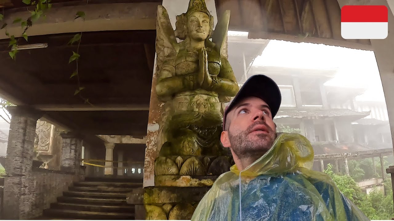 Exploring Bali's ABANDONED GHOST PALACE Hotel (alone) 👻🇮🇩