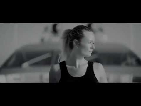 navire de luxe synonyme Film promotionnel d’un yacht en vue aérienne par drone