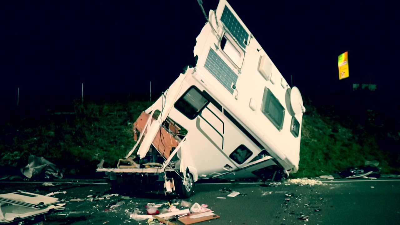 GROßENLÜDER: Unfall auf der B 254 - Auto überschlägt sich