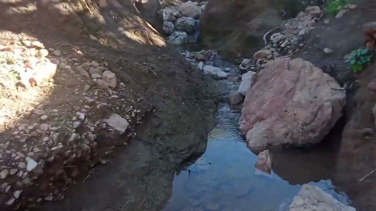 شاهدوا منبع عين تيمكت ببوعزير مند التسعينات لم يظهر لها أتر وهاهي عادة لها الحياة اللهم بارك