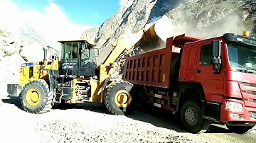 SEM656D Wheel Loader Loading Soft Sand On Trucks - Sinotruk Howo336.