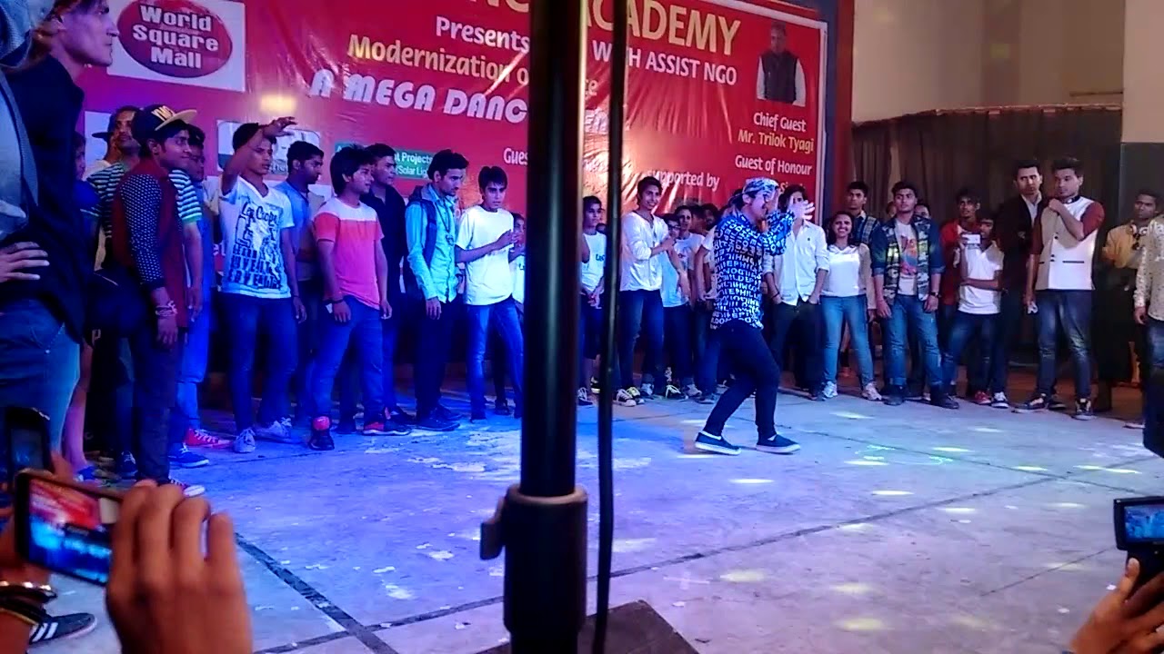 SUSHANTH  KHATRI  jeena jeena song live dance ghaziabad plz subscribe And share
