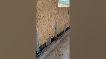 Montaggio degli elementi di collegamento metallici per il fissaggio del telaio alle fondamenta.