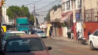 Un Contenedor No Esta Pudiendo Cruzar En La Calle De Cdmx.