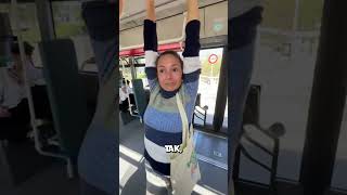 Её хитрость в автобусе удивила интернет #shorts