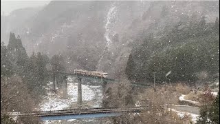 大雪の中走る JR東海高山線キハ25
