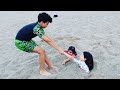 Sami Helps Amira and anisa stuck in the sand - stories for kids