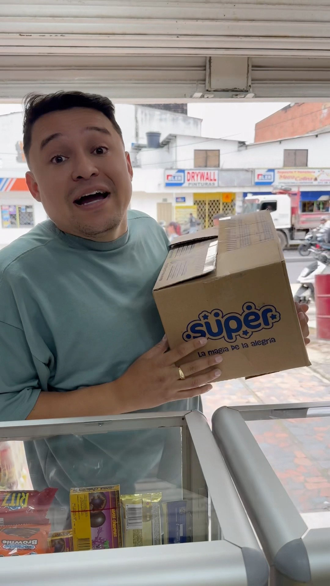 El cliente que pide de todo y queda debiendo #humor #cosasdefamilia #humorfamiliar #shortviral #fun