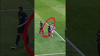 Why Messi refuses to give the Ball to Mbappe and Griezmann ?