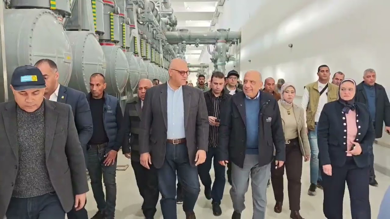 الدكتور محمود عصمت وزير الكهرباء والطاقة المتجددة يرافقه المهندس أيمن عطية محافظالإسكندرية