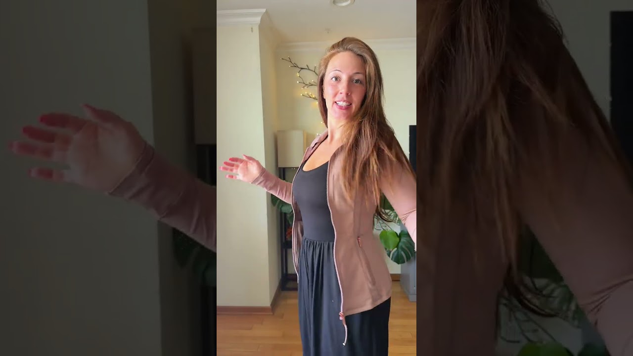 Loving this zip up yoga jacket with gold zippers 😍so pretty! Size M: 5’6, 145lbs 34D (the Asian M