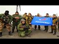Бойцы интернациональной бригады ДНР «Пятнашка» с флагом Роскосмоса