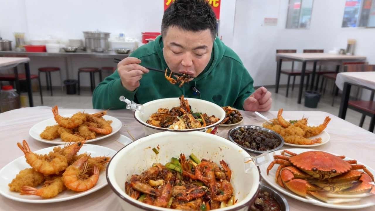 探索重庆江湖菜特色，100元直接吃到爽，香辣虾蟹爆辣入味【五小区彭于晏】
