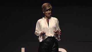 Is it worth to pay for Customer Service training?  | Carla Carvalho Dias | TEDxXardíndoPosío