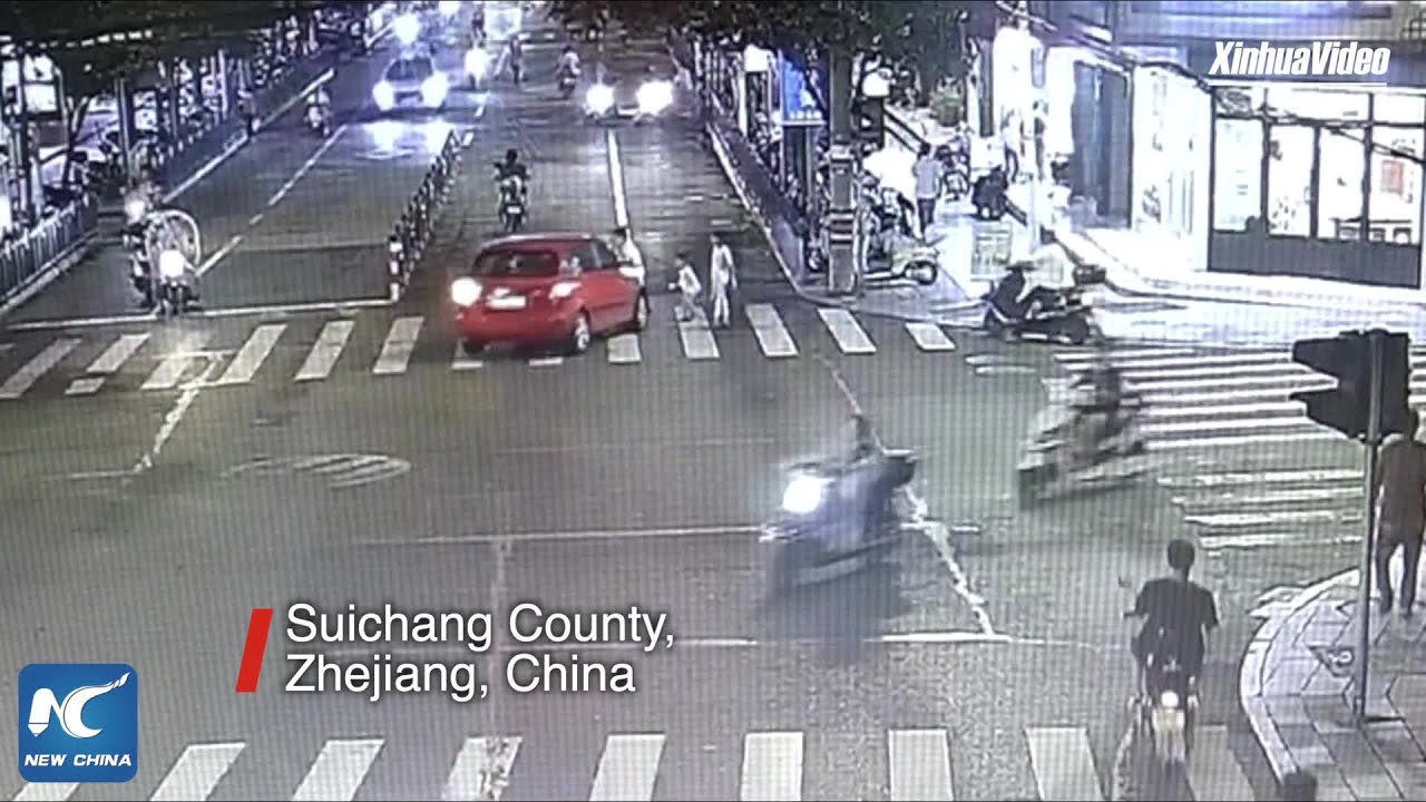 Passersby lift car to save trapped boy in China's Zhejiang - YouTube
