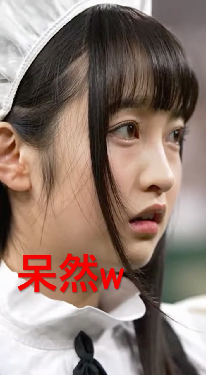 円卓　オーダーメイド A maid is stunned after the opening pitch is hit back. - YouTube
