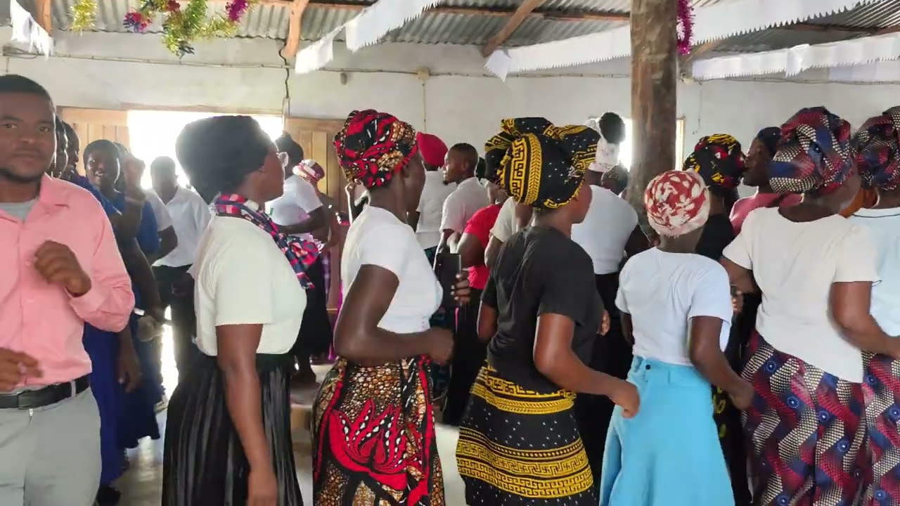 Momentos de oferta nas Festividades da Juventude da Igreja União Baptista de Mocuba em Makumano 