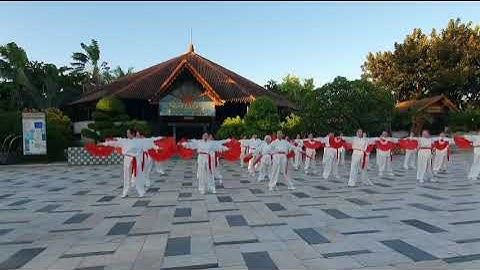 Biểu diễn thái cực song phiến bên bờ biển Sa Huỳnh