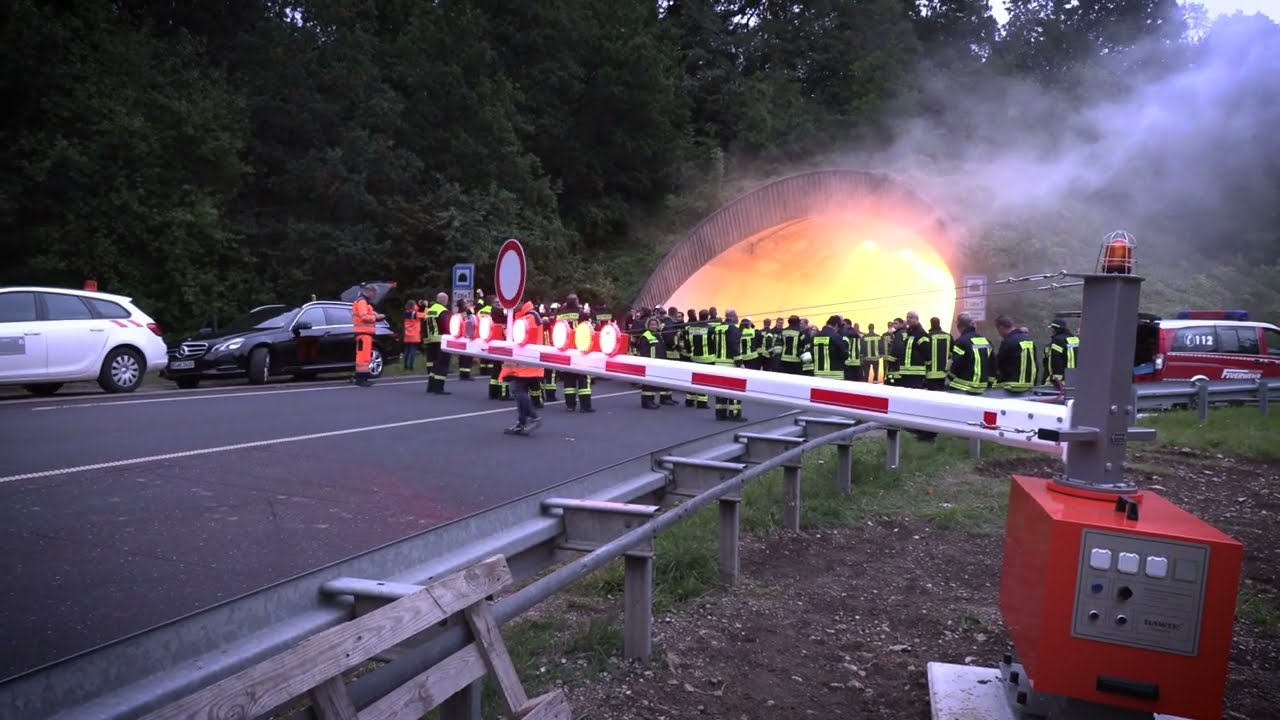 Hessen Mobil und Feuerwehr üben Tunnelbrand in Schürzebergtunnel bei Oberrieden
