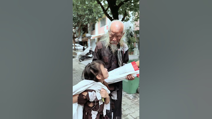 The Kindness Of This Girl Touched Our Hearts | Emotional Video #kindnessman #homeless
