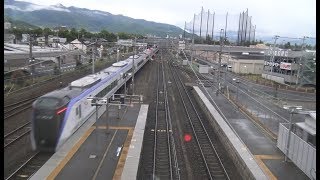 中央本線竜王駅の橋上駅舎の跨線橋から見下ろした上り特急あずさE353系の通過