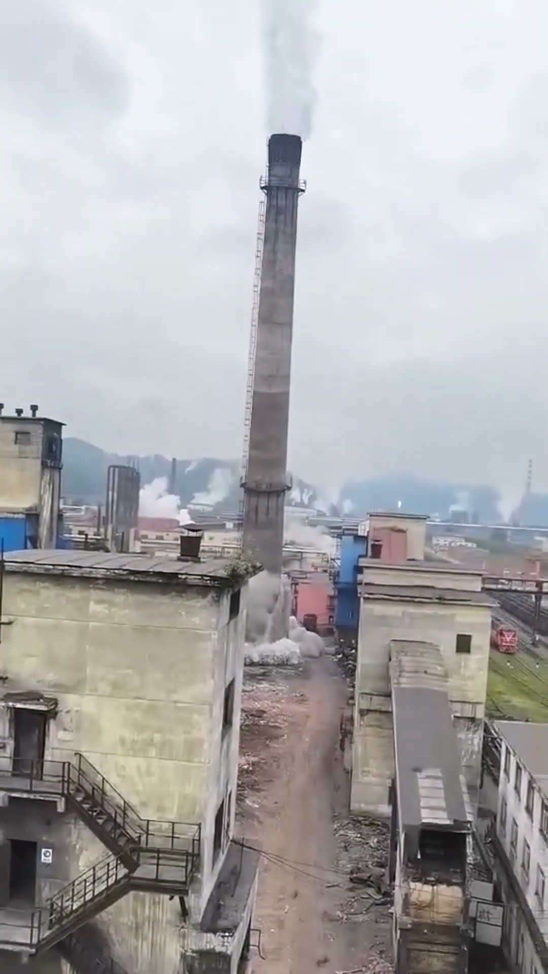 Demolition process of chemical chimney blasting