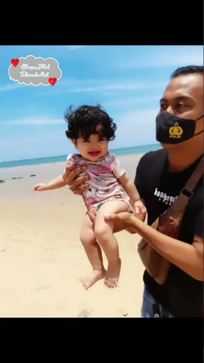 Sarah Satira Asia 8m1w2d main pasir di pantai Salopeng Sumenep Madura bersama Kakak SalwaSalma