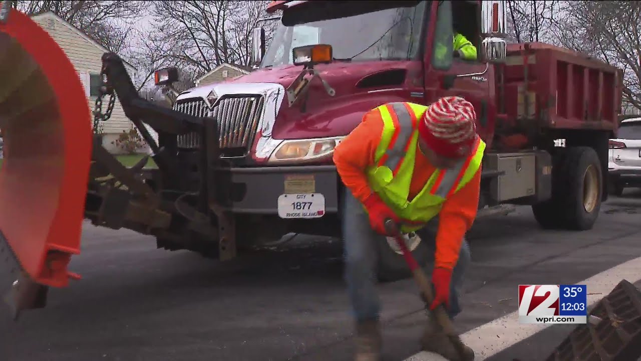 Crews prepare for potential winter weather - YouTube