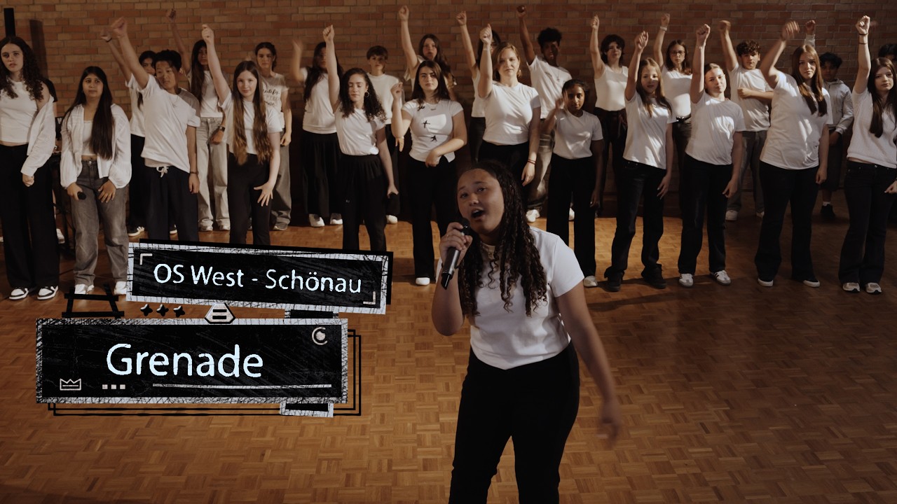 Erlebt die emotionale und kraftvolle Performance von „Grenade“ (im Original von Bruno Mars), neu interpretiert von der Band und dem Chor des OS West.

Im Rahmen unserer Sonderwoche im Mai 2026 haben wir tagelang intensiv geprobt, geschwitzt und dieses Projekt mit absolutem Herzblut aufgenommen. Das Ergebnis? Ein epischer Chorklang, mitreissende Instrumentals und grossartige Solistinnen und Solisten, die alles auf der Bühne gelassen haben.

Wenn euch das Video gefällt, lasst uns gerne ein Abonnement, einen Daumen nach oben und euren Support in den Kommentaren da! 📢

#OSWest #SchoolBand #Grenade #Bruno Mars #Sonderwoche2026 #Chor #LiveMusik #Schulchor #Schönau