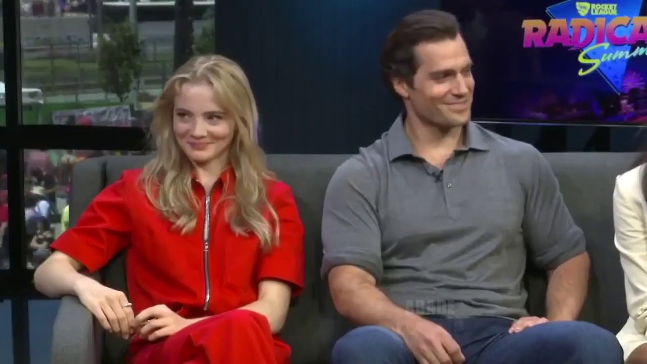 A Henry Cavill Le Gusta Freya Allan