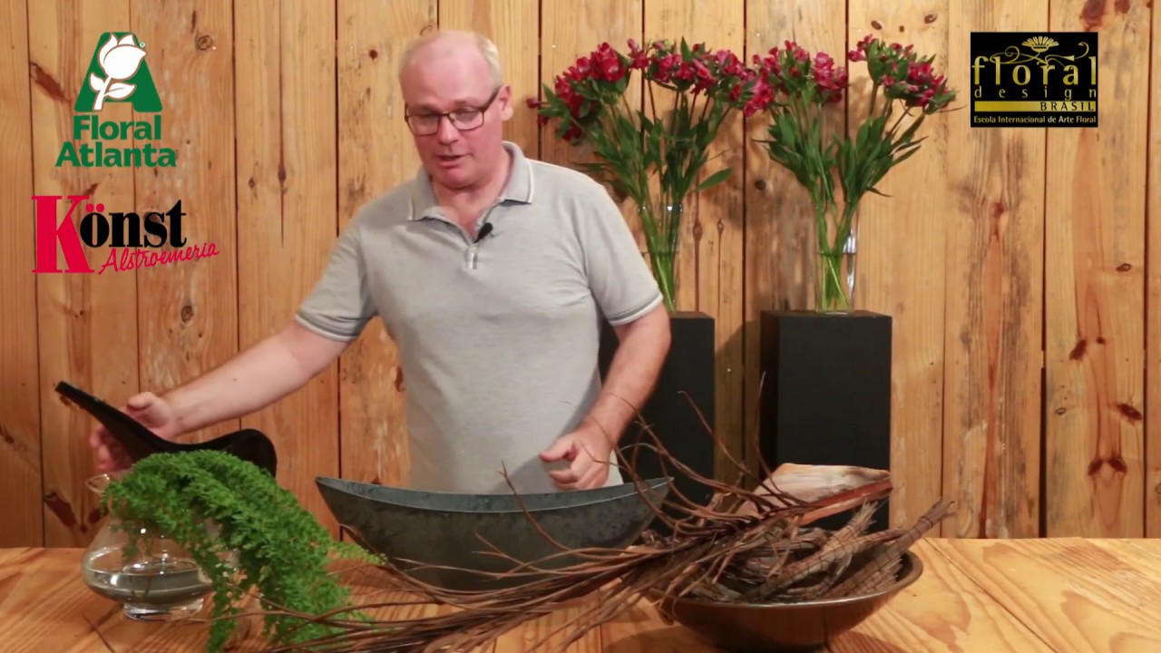 Arranjo de flores com altroemérias e folhas desidratadas de palmeiras