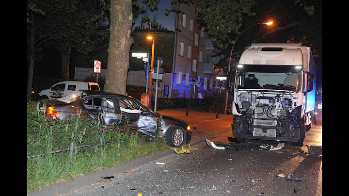 BMW-Fahrer übersieht LKW, schleudert auf Gehweg