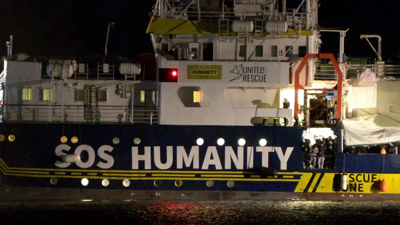 Catania, attracca la Humanity 1: attesa ispezione, poi sbarco solo dei migranti più 