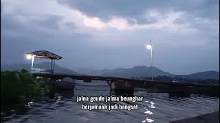 Perjalanan di danau dengan suasana yang indah di sore hari
