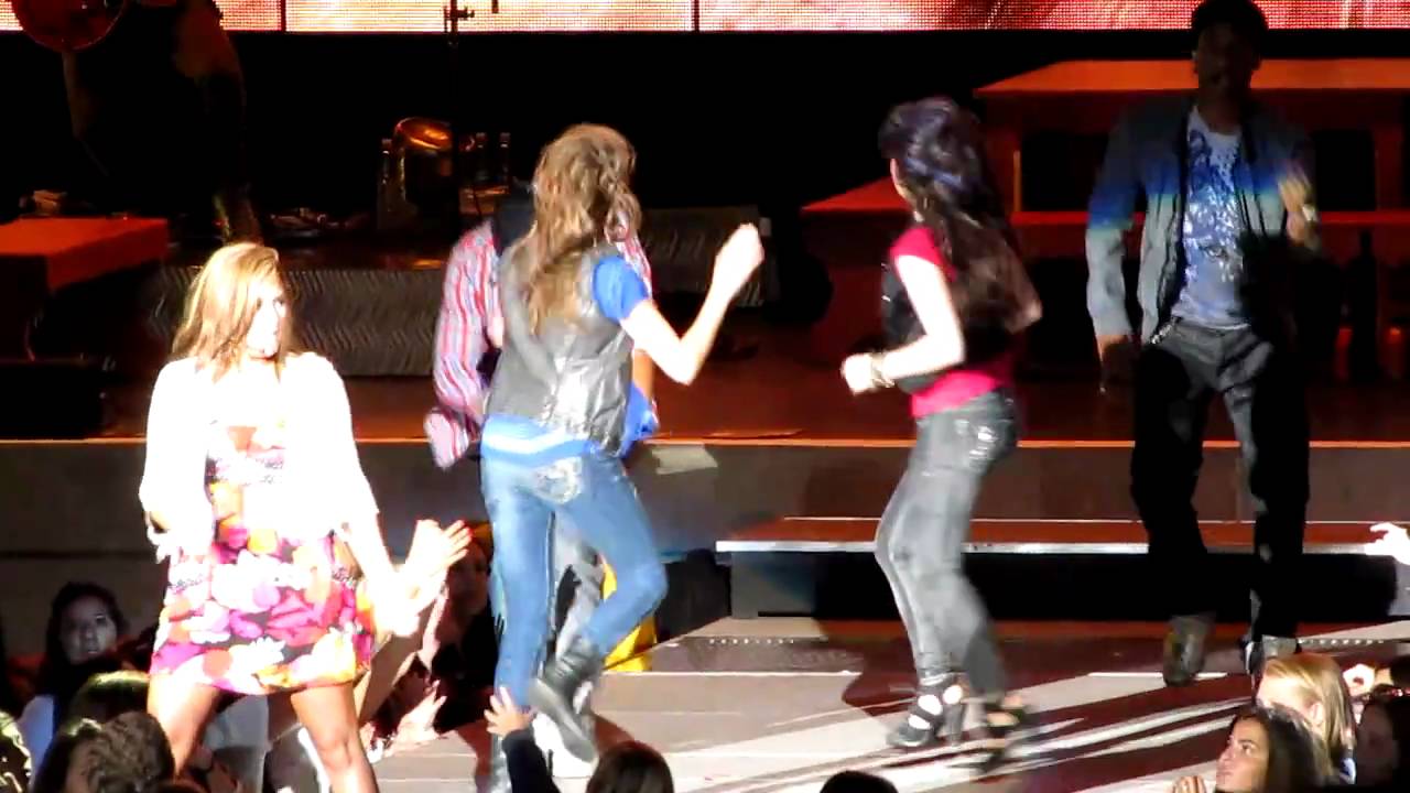 Demi Lovato Ft. Camp Rock Live - Can't Back Down - September 16th, 2010