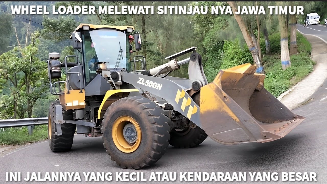 MOMEN LANGKA WHEEL LOADER MELEWATI TANJAKAN SIKUT BROMO