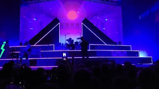Video-Miniaturansicht von „The Strokes: At The Door (LIVE DEBUT at THE FORUM 2021)“