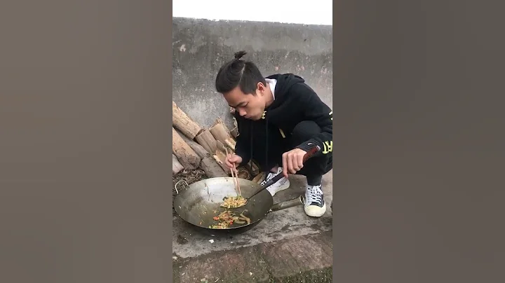金老師餓了，偷吃剩飯剩菜，被我偷偷拍了下來！ #市民朱小雨 - 天天要聞