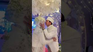 Bikin nyesek! cium kening pengantin