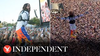 Jared Leto bungee jumps onto music festival stage in Texas
